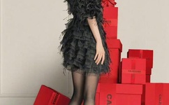 抱着边走边撞水流了一地的视频